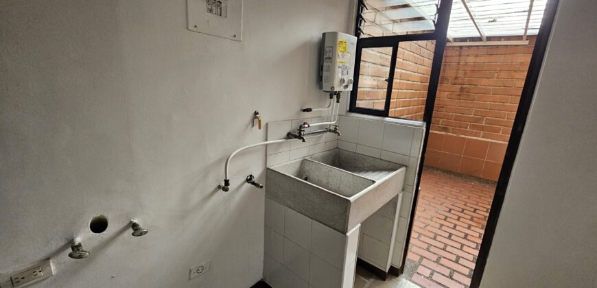VENDO APARTAMENTO LOMA DE LOS BERNAL